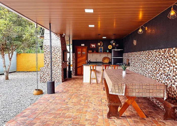 Casa com área gourmet, acomoda até 11 pessoas