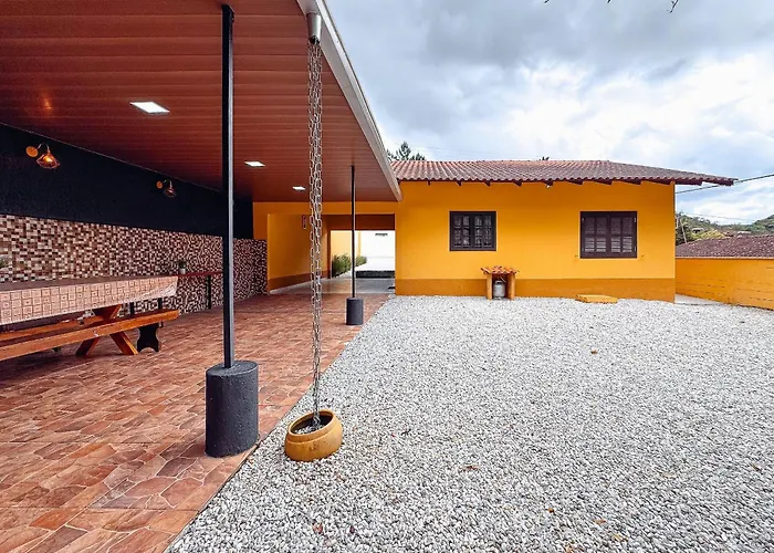 Casa com área gourmet, acomoda até 11 pessoas