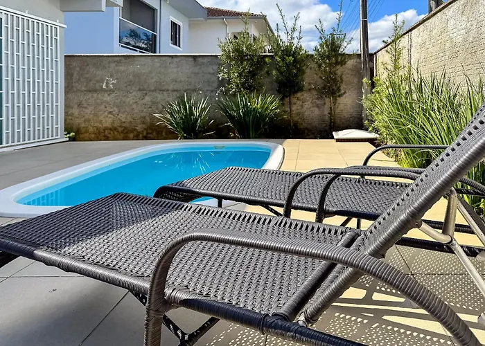 Casa c/ piscina e churrasqueira para até 6 pessoas